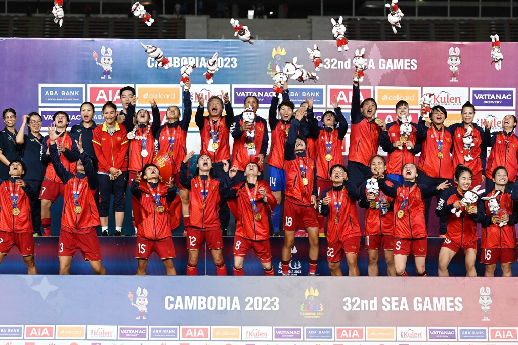 Vietnam's womens team players celebrate on the podium after defeating Myanmar in the women's football final match during the 32nd Southeast Asian Games (SEA Games) at the National Olymmpic Stadium in Phnom Penh on May 15, 2023.