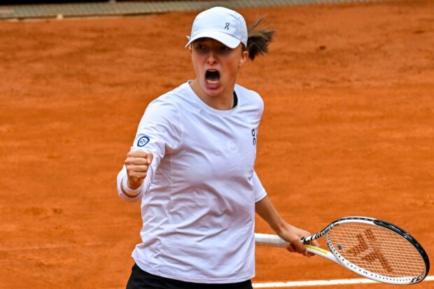 Iga Swiatek de Polonia celebra después de derrotar a Donna Vekic de Croacia en su partido de octavos de final del torneo de tenis WTA Rome Open femenino el 16 de mayo de 2023 en el Foro Italico de Roma. 