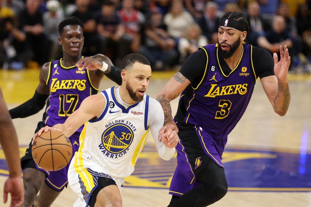 Stephen Curry #30 de los Golden State Warriors conduce contra Anthony Davis #3 de Los Angeles Lakers durante el tercer cuarto en el segundo juego de los Playoffs Semifinales de la Conferencia Oeste en el Chase Center el 4 de mayo de 2023 en San Francisco, California. 