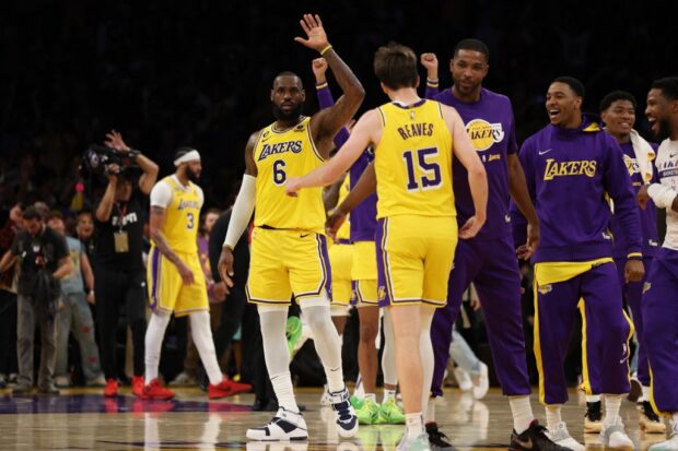 LeBron James #6 de Los Angeles Lakers celebra una canasta de tres puntos contra Golden State Warriors al final del segundo cuarto por Austin Reaves #15 en el sexto juego de los Playoffs Semifinales de la Conferencia Oeste en Crypto.com Arena el 12 de mayo de 2023 en Los Ángeles, California.