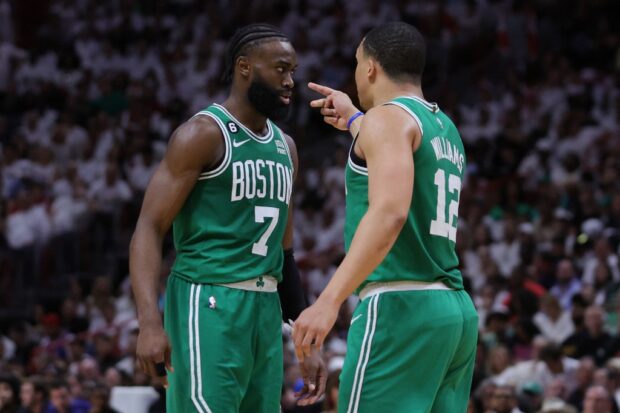   Jaylen Brown #7 y Grant Williams #12 de los Boston Celtics interactúan contra el Miami Heat durante el último cuarto del cuarto juego de las Finales de la Conferencia Este en el Kaseya Center el 23 de mayo de 2023 en Miami, Florida