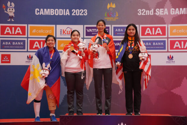 Southeast Asian Games - Fencing - Chroy Changvar Convention Centre Hall B, Phnom Penh, Cambodia - May 12, 2023 Singapore's Maxine Xie Jin Wong celebrates after winning gold in the women's foil individual, with silver medallist Philippines' Samantha Kyle Lim Catantan and bronze medallists Singapore's Kemei Cheung and Malaysia's Surayya Rizzal, during the medal ceremony 