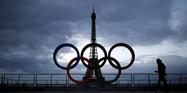 FOTO DE ARCHIVO: Los anillos olímpicos para celebrar el anuncio oficial del COI de que París ganó la candidatura olímpica de 2024 se ven frente a la Torre Eiffel en la plaza Trocadero en París, Francia, el 14 de septiembre de 2017. 