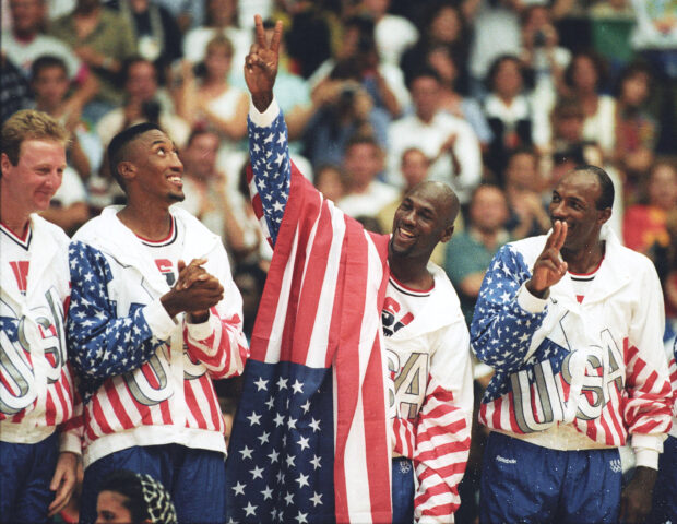 FOTO DE ARCHIVO: El jugador de baloncesto estadounidense Michael Jordan (segundo a la derecha) muestra un signo de victoria mientras está de pie con sus compañeros de equipo Larry Bird (izquierda), Scottie Pippen y Clyde Drexler (derecha) en el apodo. "Equipo soñado" luego de ganar el oro olímpico en Barcelona, ​​España el 8 de agosto de 1992.   