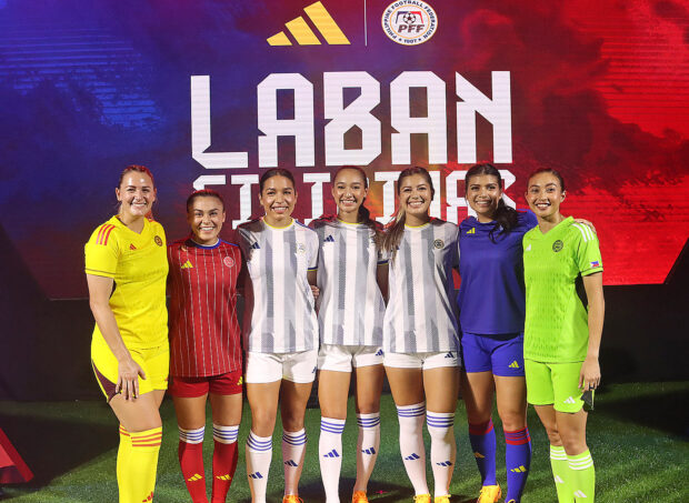 Miembros de los filipinos durante el lanzamiento de los kits de la Copa del Mundo.  foto de la selección femenina de fútbol de Filipinas