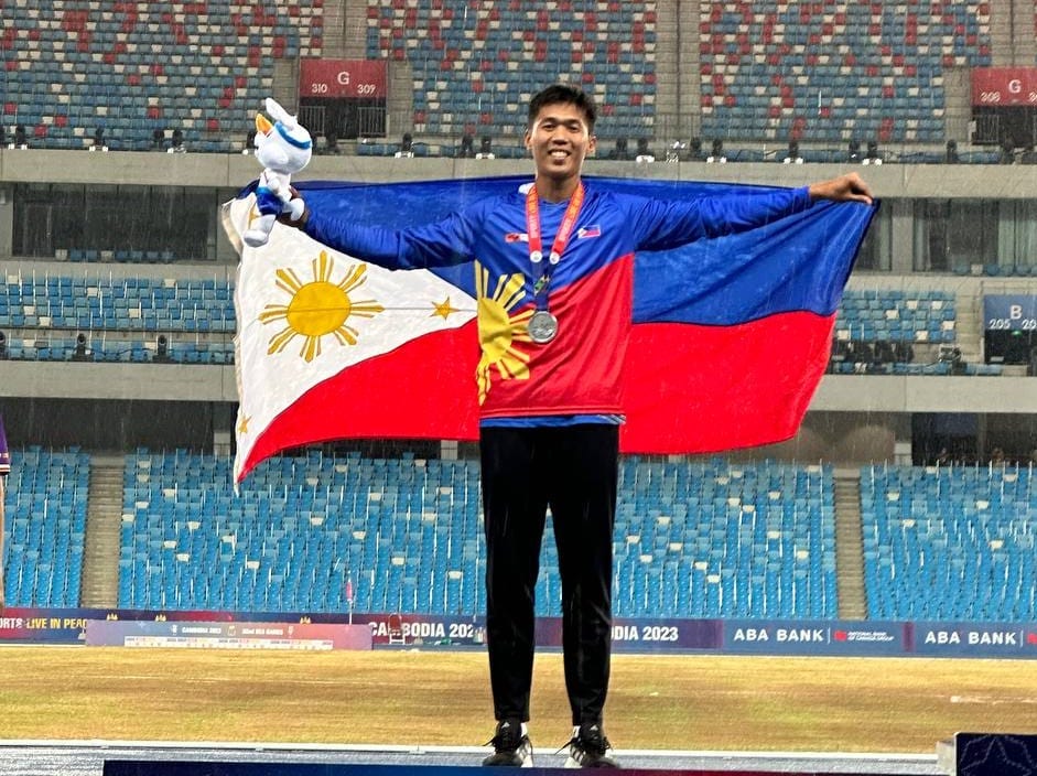 Ronne Malipay with his silver medal in men's triple jump