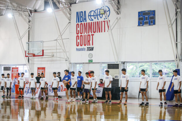 NBA Philippines mở 'Tòa án cộng đồng' miễn phí đầu tiên ở Philippines tại Reyes Gym ở Mandaluyong.  –MARLO CUETO/INQUIRER.net
