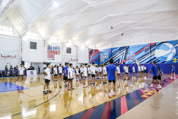 NBA Filipinler, Filipinler'deki ilk ücretsiz 'Community Court'unu Mandaluyong'daki Reyes Gym'de açtı.  –MARLO CUETO/INQUIRER.net
