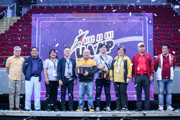 UST recibe el premio por el campeonato general Temporada 85 de la UAAP.  –MARLO CUETO/INQUIRER.net