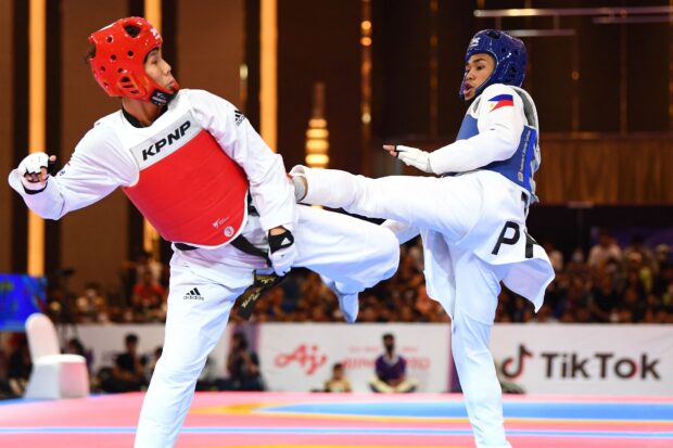 Kurt Barbosa de Filipinas (derecha) lucha contra su ídolo, Ramnarong Sawekwiharee de Tailandia en la final.  Barbosa ganó el oro.  —AFP