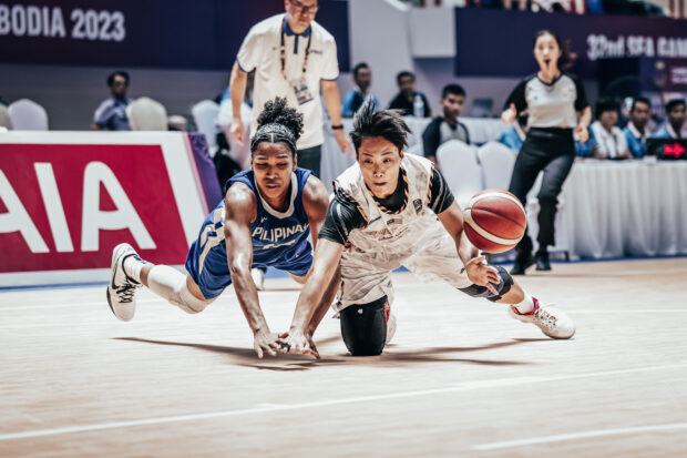 Jack Animam (left) and the Gilas women continued playing hard even after the gold was already out of reach.  —CONTRIBUTED PHOTO/ARIYA KURNIAWAN