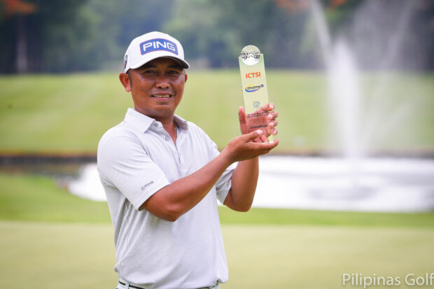 Johnnel Ababa shows off his trophy. —PHOTO BY PILIPINAS GOLF