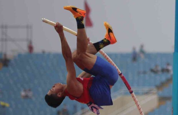 EJ Obiena es pan comido para subir al podio de los Juegos Asiáticos en China.  —FOTO DEL EQUIPO FILIPINAS