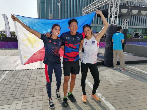 Precious Cabuya (izquierda) ganó el oro en la carrera de obstáculos de 100 m de mujeres, mientras que Kaizen Dela Serna obtuvo la plata en un final de 1-2 PH en los 32º Juegos SEA.  –JUNIO NAVARRO/INQUIRER