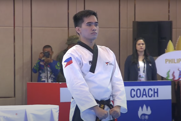 Patrick King Pérez alcanza el oro en taekwondo poomsae.