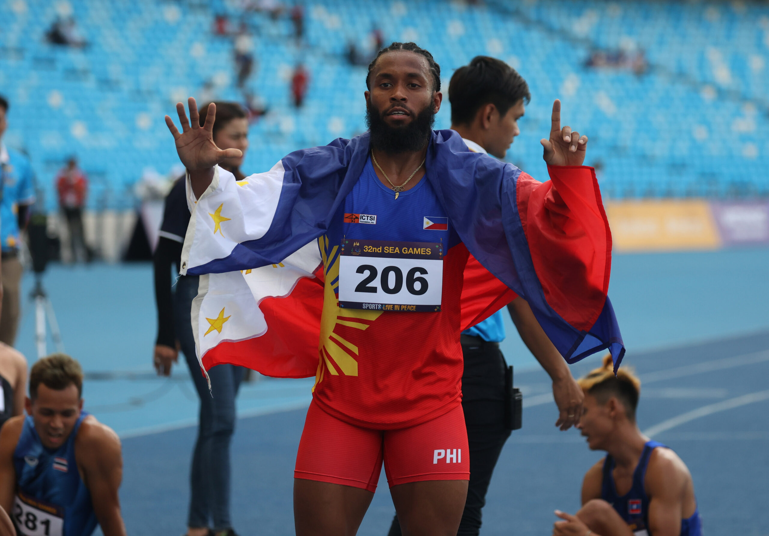 Eric Cray won his gold medal in 400 men hurdles, his six seagame gold medal in the same category held at Morodok Techno National Stadium