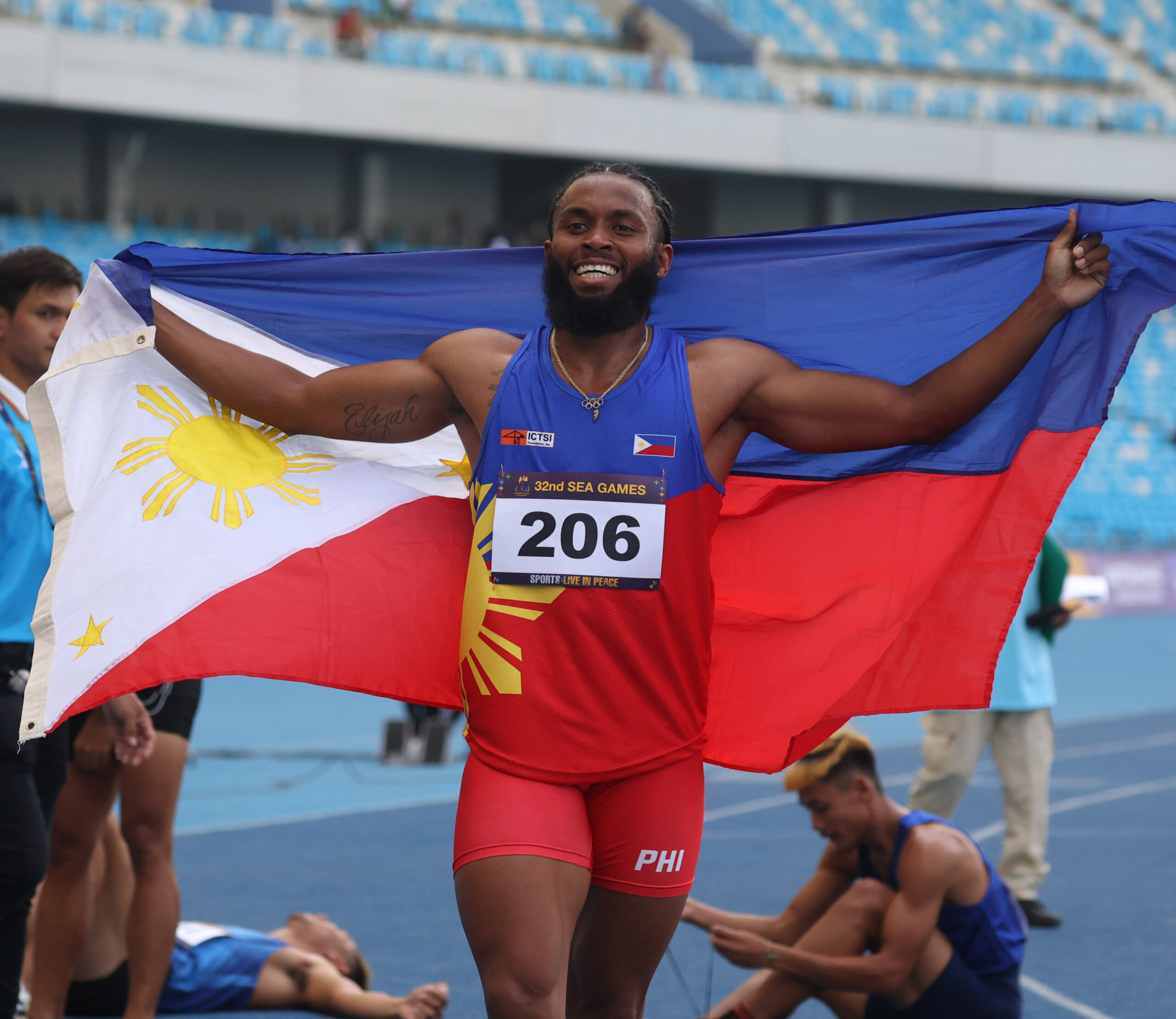 Eric Cray won his gold medal in 400 men hurdles, his six seagame gold medal in the same category held at Morodok Techno National Stadium