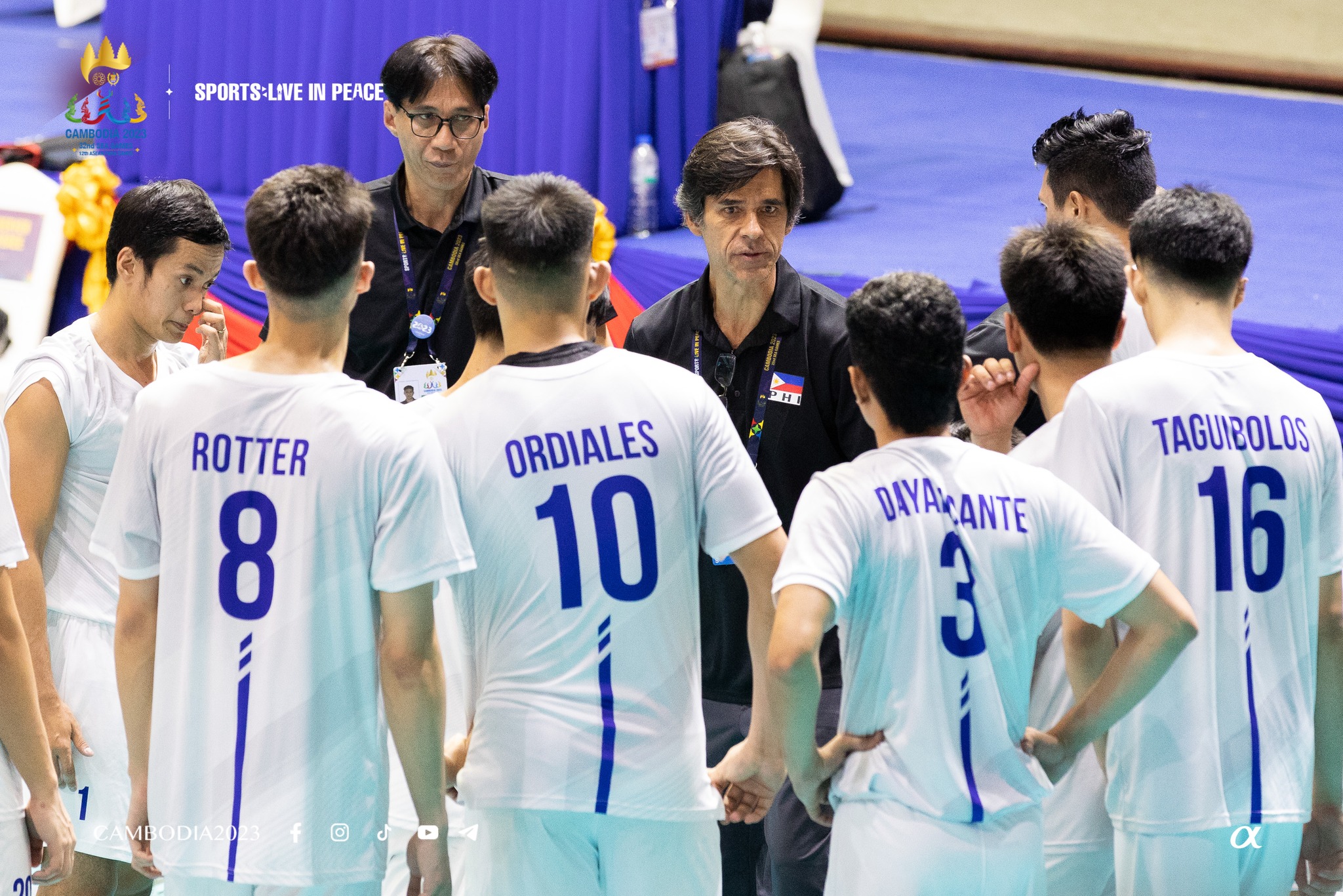 El entrenador de voleibol masculino de Filipinas, Sergio Veloso, durante el primer partido del país en los 32º Juegos SEA.  –CAMBOYA 2023