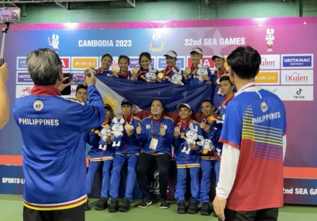 El equipo de tenis suave de Filipinas celebra sus medallas, incluido el oro femenino, en los Juegos SEA 2023.