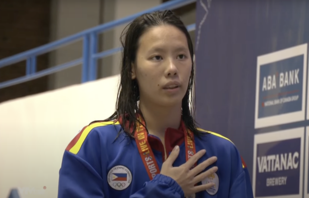 Peraih medali emas SEA Games Xiandi Chua di podium.