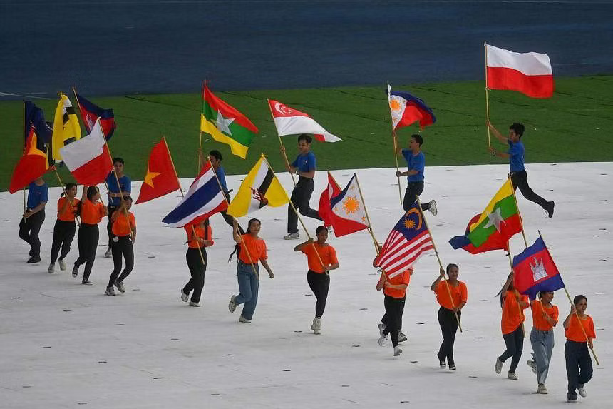 Bendera Myanmar dan Indonesia dikibarkan terbalik saat ditampilkan pada upacara pembukaan Pesta Olahraga Asia Tenggara di Kamboja. 