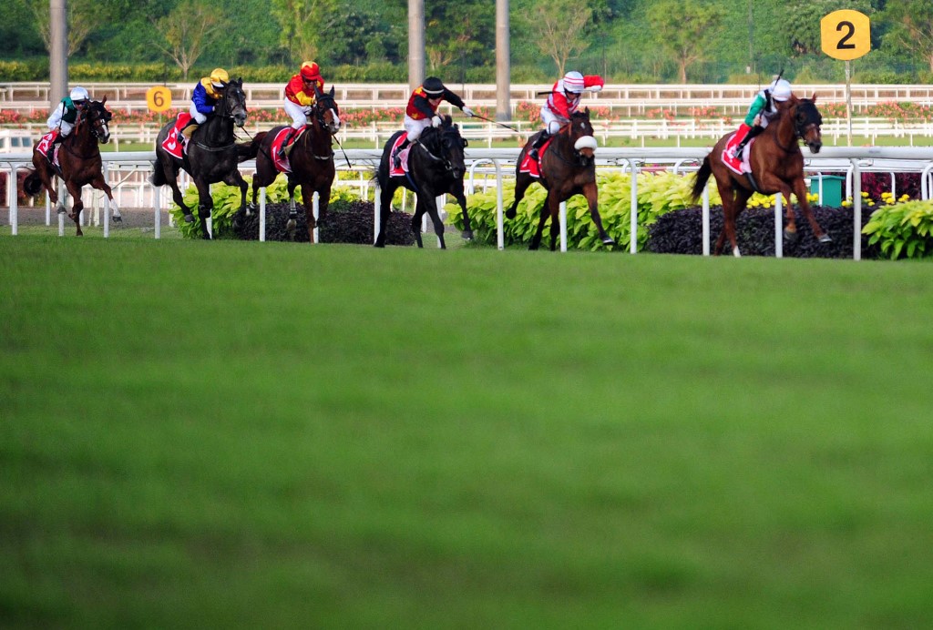 (ARCHIVOS) Los jinetes compiten en la carrera de caballos de la Copa de Singapur del Festival Cultural Equino de China en el hipódromo de Kranji en Singapur el 22 de febrero de 2015. Más de 180 años de carreras de caballos en Singapur llegarán a su fin con su última carrera en octubre de 2024. ya que el único hipódromo de la ciudad-estado se cerrará y se remodelará para viviendas. 