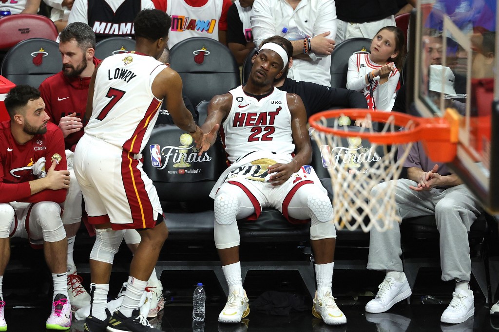 Jimmy Butler #22 của Miami Heat phản ứng sau khi rời trận đấu trong hiệp thứ tư với Denver Nuggets trong Ván 3 của Vòng chung kết NBA 2023 tại Trung tâm Kaseya vào ngày 07 tháng 6 năm 2023 ở Miami, Florida.
