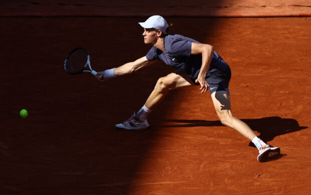 Tenis - Abierto de Francia - Roland Garros, París, Francia - 1 de junio de 2023 Jannik Sinner de Italia en acción durante su partido de segunda ronda contra Daniel de Alemania 