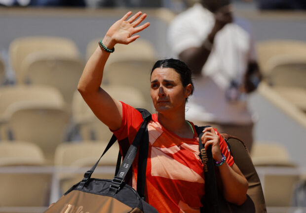 Quần vợt - Pháp Mở rộng - Roland Garros, Paris, Pháp - Ngày 7 tháng 6 năm 2023 Ons Jabeur của Tunisia vẫy tay chào đám đông và rời sân sau khi thua trận tứ kết trước Beatriz Haddad Maia của Brazil 
