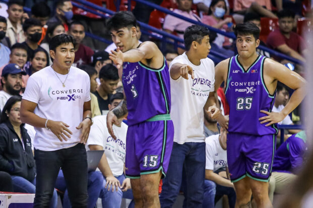 Converge coaches Aldin Ayo and Danny Ildefonso talking to their players. –MARLO CUETO/INQUIRER.net