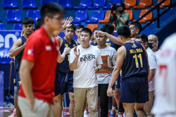 Assistant coach Alex Callueng and the JRU Heavy Bombers. 