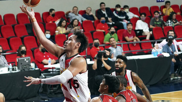 June Mar Fajardo (No. 15)hasn’t seen action since hurting his knee in the East Asia Super League Champions Week. —PHOTO BY AUGUST DELA CRUZ