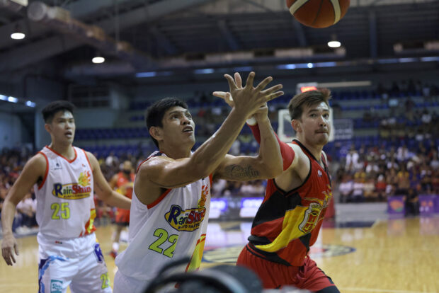 Rain or Shine's Jhonard Clarito vs San Miguel's Rodney Brondial. –PBA IMAGES