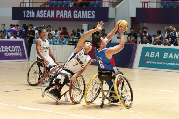 Kenneth Christopher Tapia (No. 6) of the Philippines shootsagainst Thailand’s Teerapong Pasomsap. —TEAM PHILIPPINES PHOTO