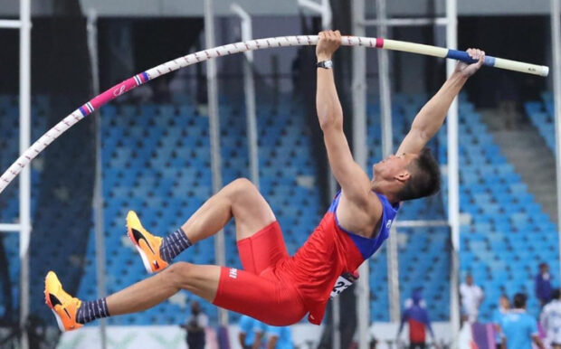 EJ Obiena, que se muestra aquí durante su salto por la medalla de oro en los Juegos SEA en Camboya en mayo pasado, es el miembro más reciente del club de los seis metros.  —Medios POC-PSC