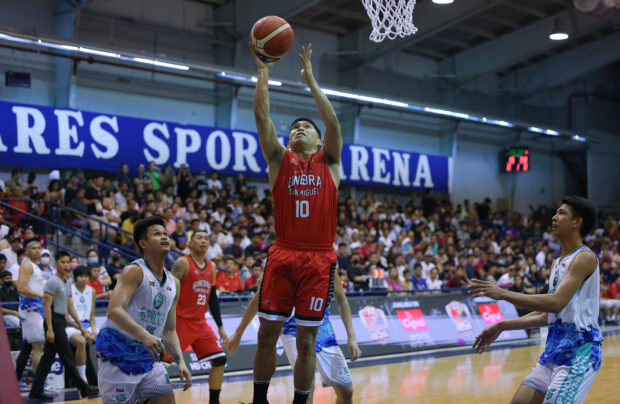 Nards Pinto rises for a short stab. —PBA IMAGES