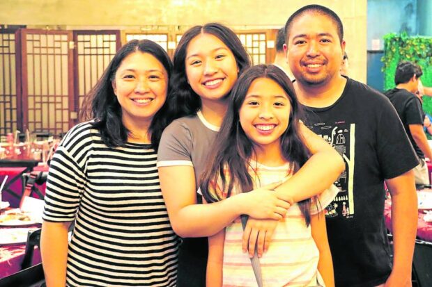 The Fajardo family (from left): Ellen, Ava andi and Allan. Ella isalready in New Jersey after finishing her stint with the Gilas
Pilipinas senior women’s team. —FRANCIS T. J. OCHOA