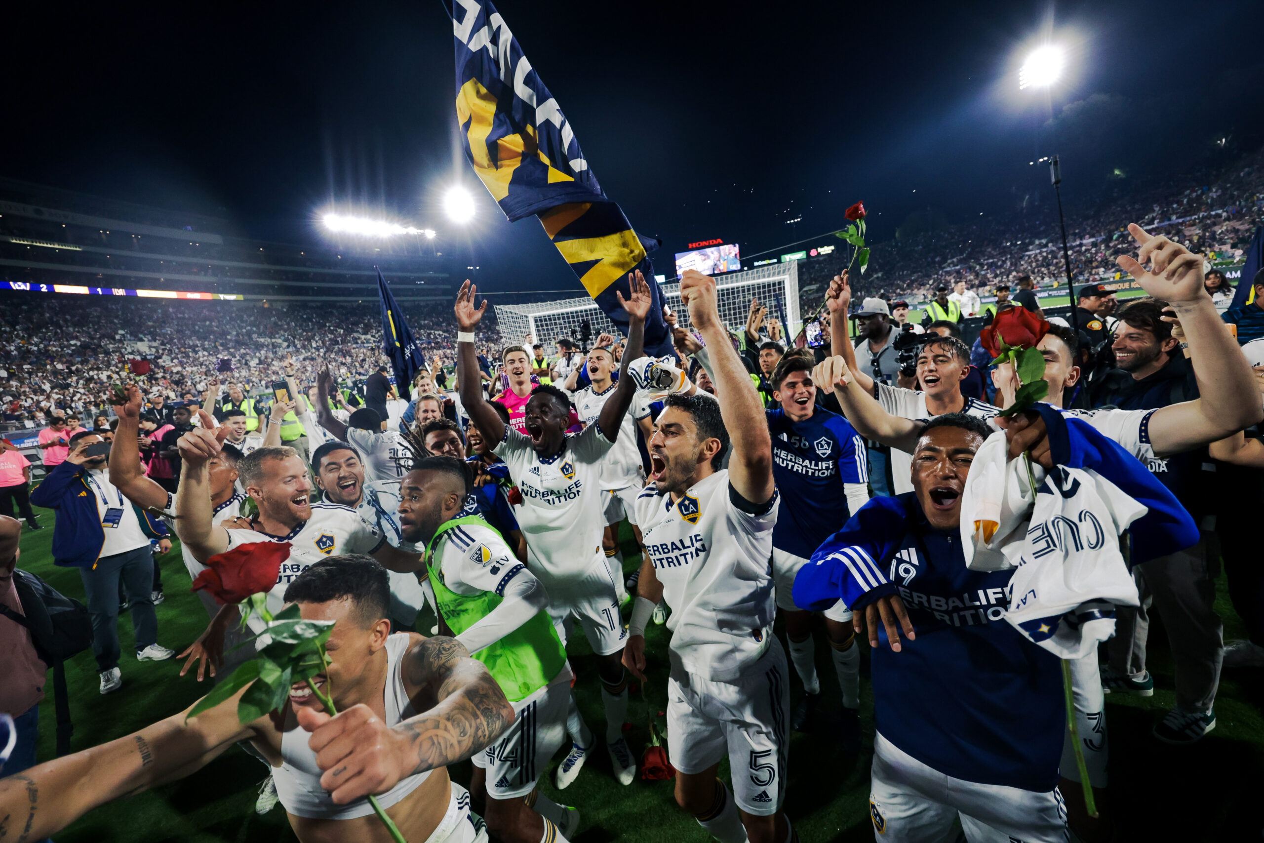 The LA Galaxy earn a draw thanks to a Riqui Puig's late goal