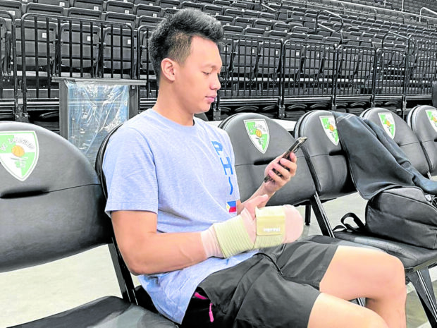 Scottie Thompson keeps showing upin practice with his right hand heavily- wrapped. The reigning PBA MVP will seek a second opinion when Gilas planes back home with the World Cup still six months away. —SBP PHOTO