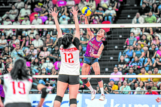 Sisi Rondina (right) is more dangerous in intense matches. —PVL PHOTO     