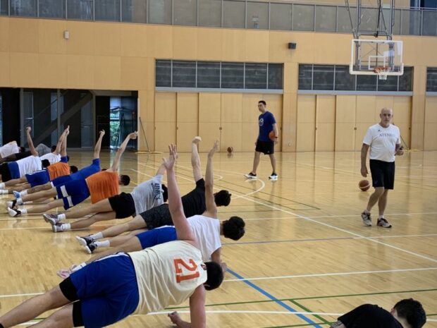 Ateneo coach Tab Baldwin (right) puts Ateneo through a hard practice day on Wednesday.—MUSONG R. CASTILLO