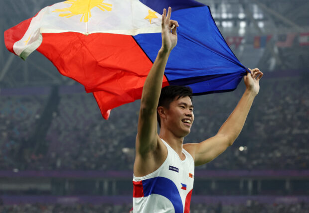  Philippines' EJ Obiena celebrates with the Philippines flag after winning the Asian Games men's Pole Vault Final
