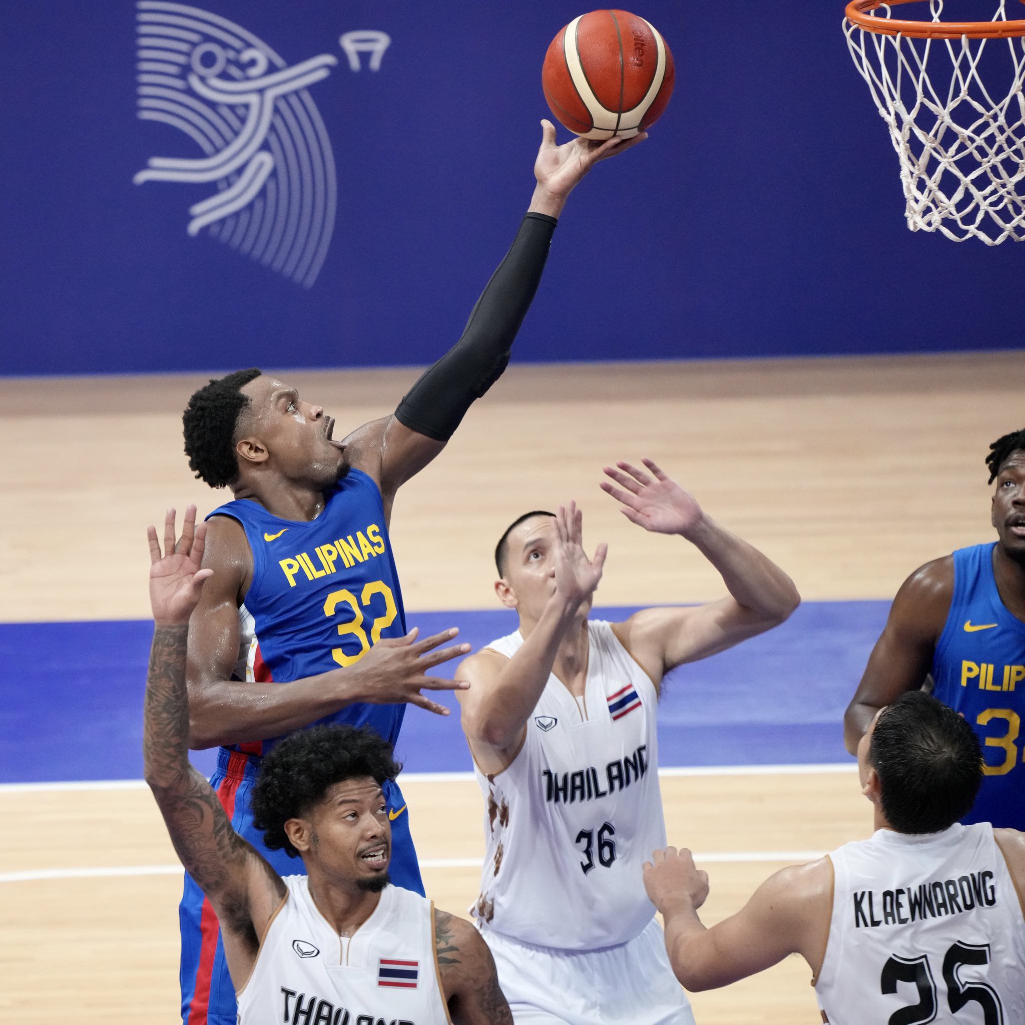 Justin Brownlee leads Gilas Pilipinas past Thailand in the Asian Games basketball competition. –POOL