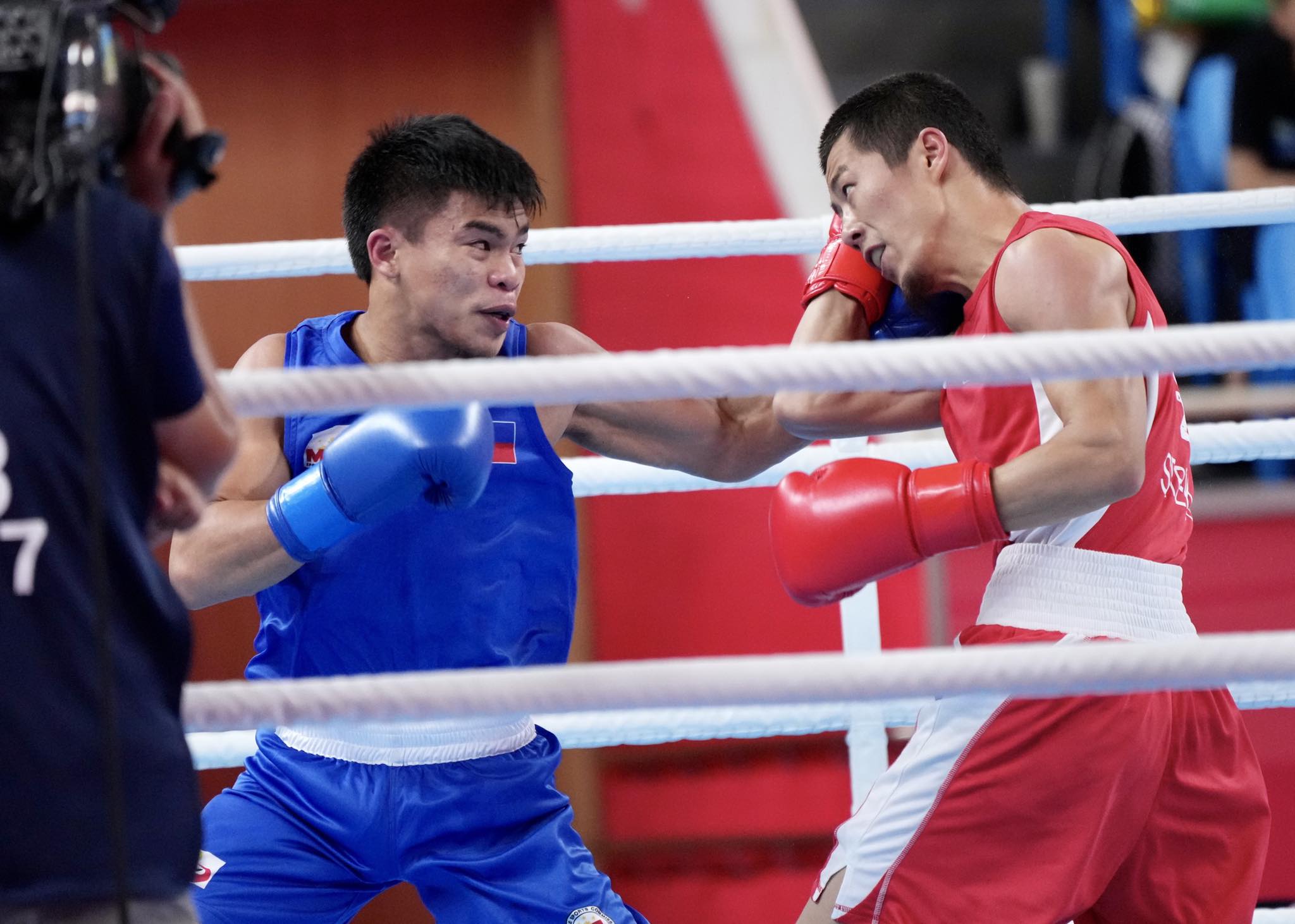 Carlo Paalam in the Asian Games boxing round of 16. –POOL PHOTO