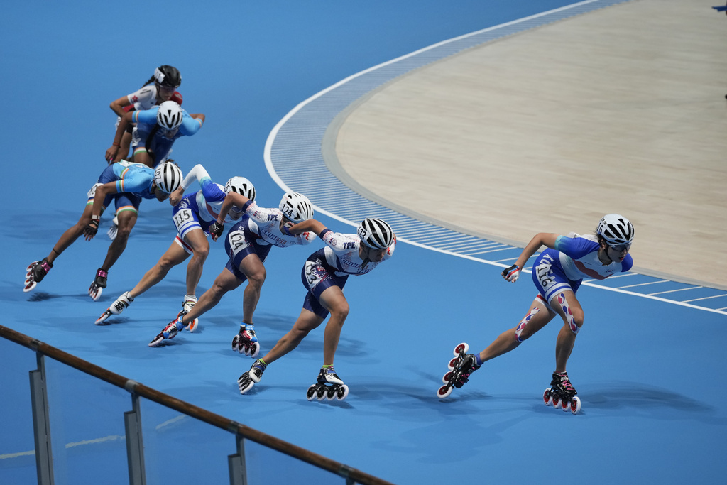 South Korea's Garam Yu, right, competes during the Women's Speed Skating 10000m Point-Elimination Race event of the 19th Asian Games in Hangzhou, China, Saturday, Sept. 30, 2023. 