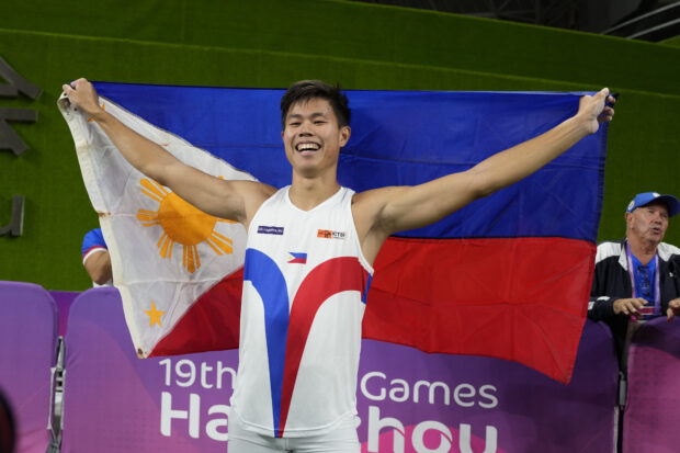 Philippines' Ernest John Obiena celebrates after winning the men's pole vault final at the 19th Asian Games in Hangzhou, China, Saturday, Sept. 30, 2023. (AP Ph