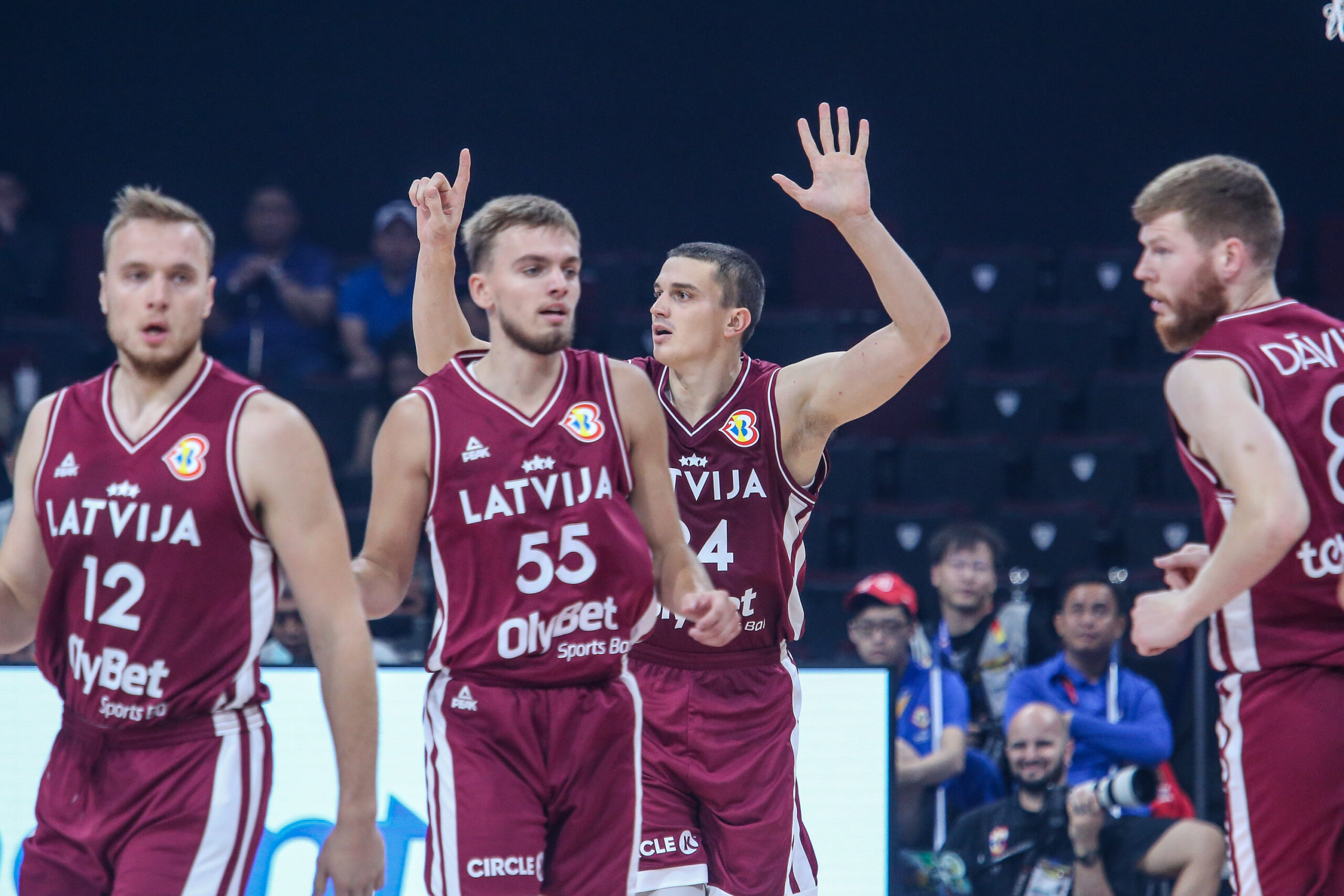 FIBA Pasaules kauss basketbolā: Latvija izcīna atlēkušās bumbas un rangā apsteidz Itāliju