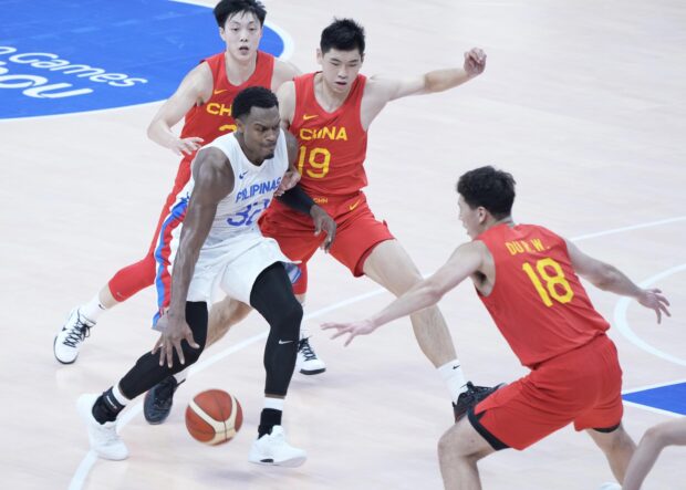 Gilas Pilipinas' Justin Brownlee vs China defenders in the 19th Asian Games men's basketball competition.