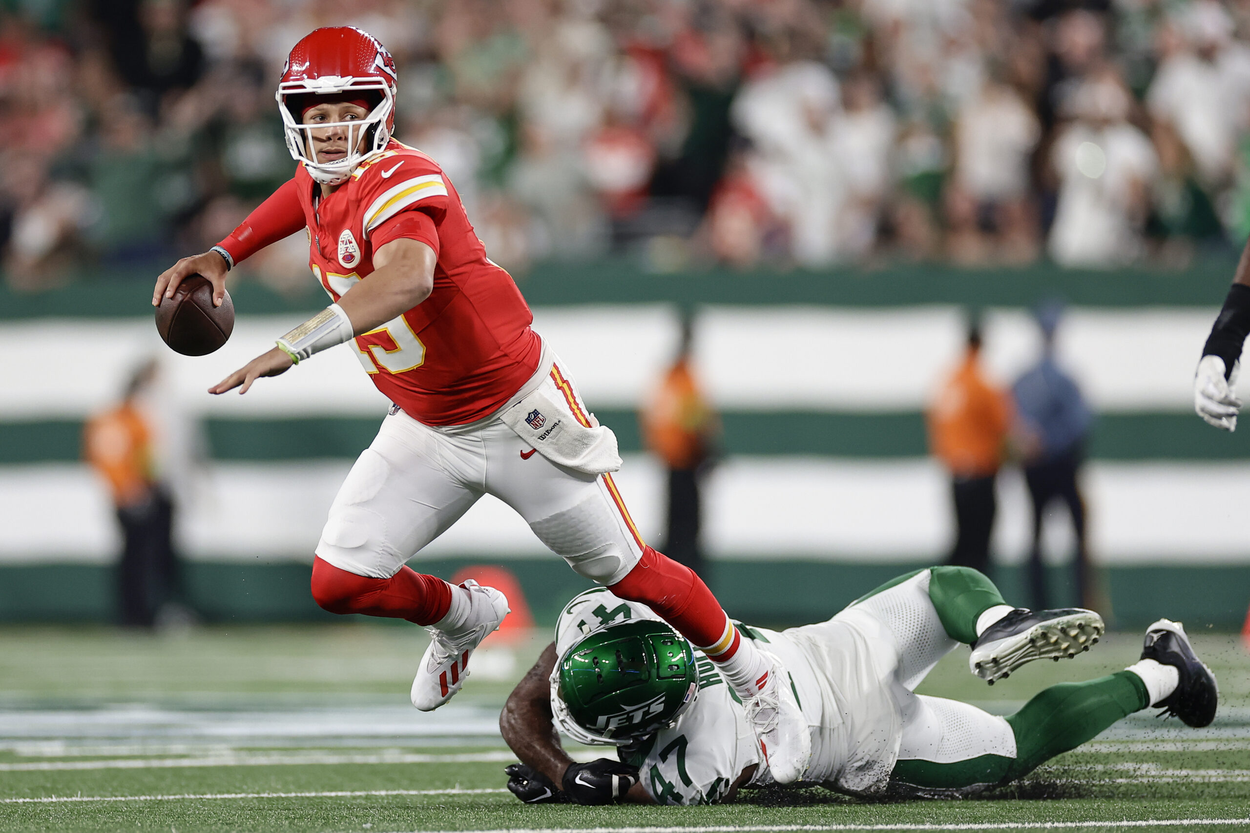 Patrick Mahomes, Chiefs hold on to beat Jets with Taylor Swift, Aaron  Rodgers watching