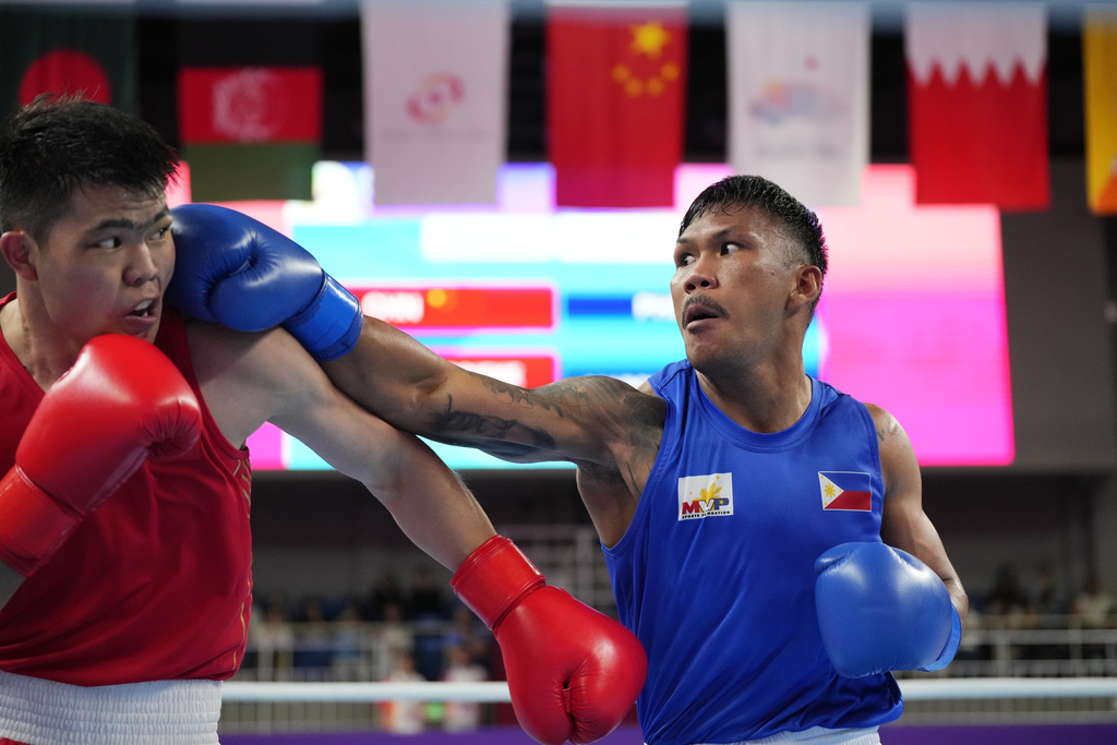 Eumir Felix Marcial from the Philippines, right, and China's Tuohetaerbieke Tanglatihan compete during the men's 71-80Kg boxing final against Thailand's Thitisan Panmot at the 19th Asian Games in Hangzhou, China, Thursday, Oct. 5, 2023.